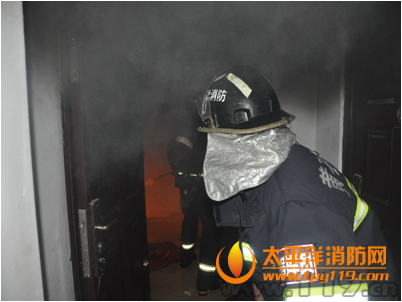 黄石市一居民楼起火9人被困