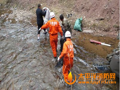 云南怒江小型客车翻入河中2人死亡