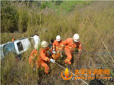 云南三台山一轿车坠崖4人被困