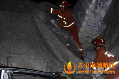 山东临沂县半挂车侧翻埋压昌河车1人被困