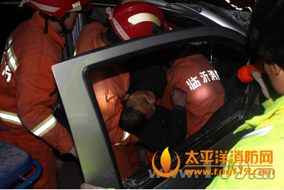 山东临沂县半挂车侧翻埋压昌河车1人被困