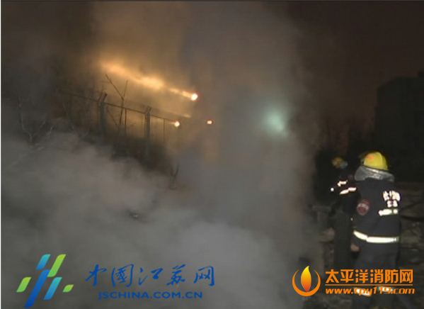 徐州火车站北侧突发大火,消防铺千米水带救火