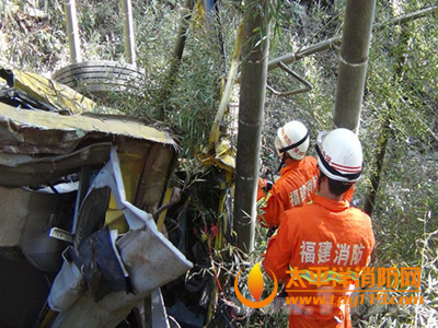 南平一水泥罐车翻下山沟1人死亡