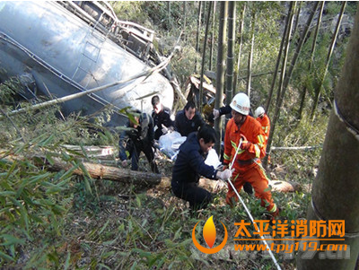 南平一水泥罐车翻下山沟1人死亡