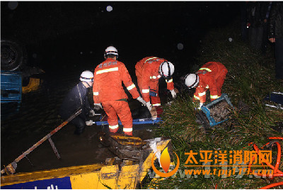 贵州遵义县一车辆坠河2死1伤