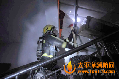 杭州市一出租房起火,烧穿屋顶