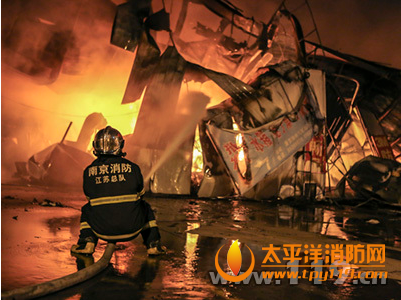 南京市一2000平米板房起火