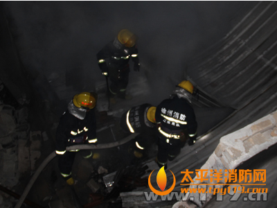 徐州市一家具仓库起火