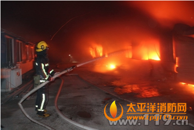 杭州一塑料制造厂房凌晨大火