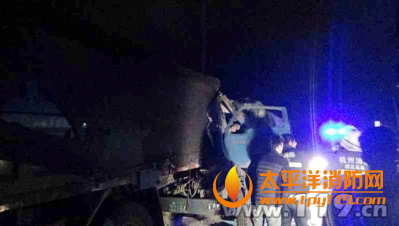 杭州两货车追尾1人被困