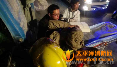 杭州两货车追尾1人被困