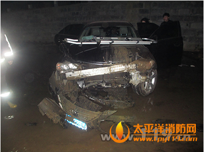 绍兴一轿车驶入河中3人被困