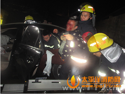 绍兴一轿车驶入河中3人被困