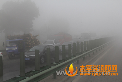 荆门市大雾致14车追尾,2人被困