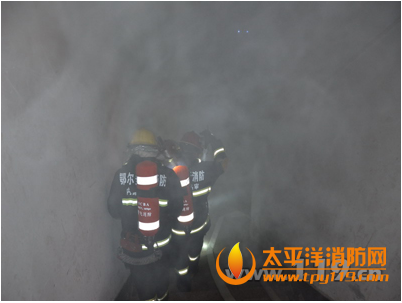 内蒙古一购物广场地下仓库大火