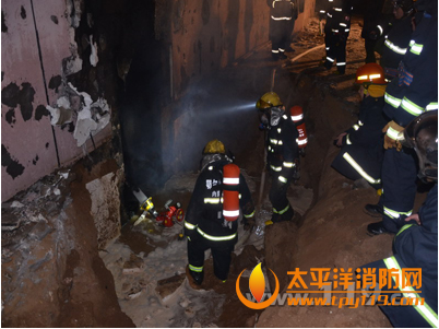内蒙古一购物广场地下仓库大火
