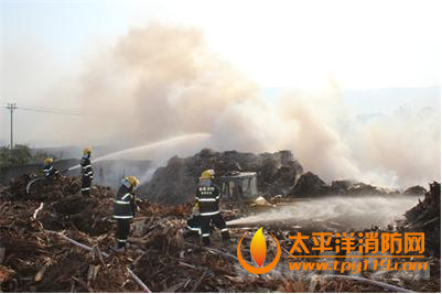 漳州一家具厂内露天板堆垛大火
