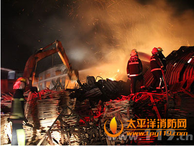 衢州一木业制品厂大火,消防彻夜扑救