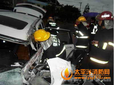 漳州324国道两车相撞1人被困