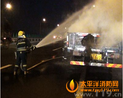 泰州市江阴大桥货车着火