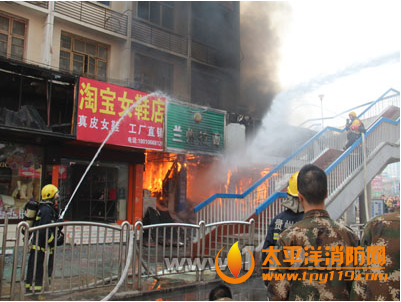 铜仁市一照相馆起火3人被困