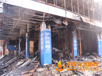 铜仁市一照相馆起火3人被困