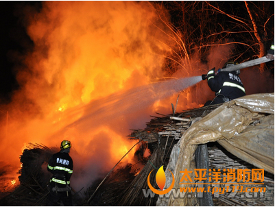 贵州六枝一竹架堆起火