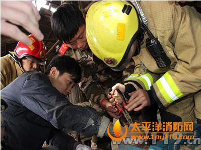 衢州一工人右手被卡制碳机