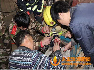 衢州一工人右手被卡制碳机