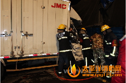 金华市两货车相撞2人被困