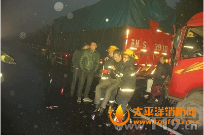 杭州康桥绕城3车追尾1人被困