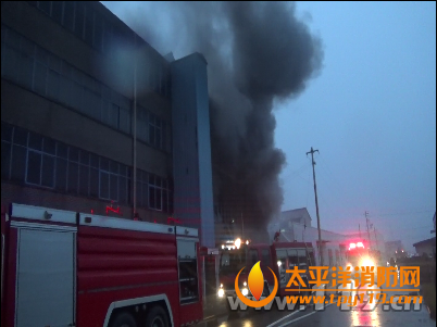 南通市一电器仓库大火3人被困