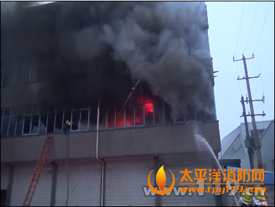 南通市一电器仓库大火3人被困