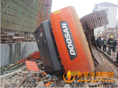绍兴一拆迁工地挖机操作员被卡挖机