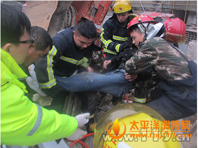 绍兴一拆迁工地挖机操作员被卡挖机