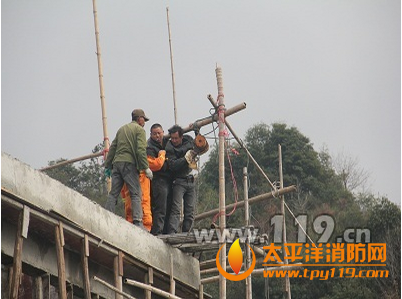 台州黄岩在建厂房工人手卡升降机