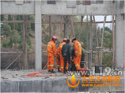 台州黄岩在建厂房工人手卡升降机