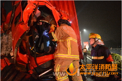 嘉兴两货车追尾2人被困