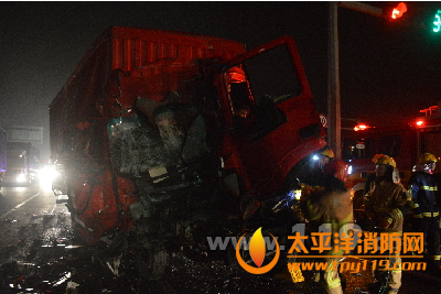 嘉兴两货车追尾2人被困