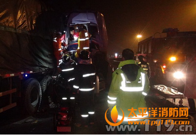 黄冈一高速大货车追尾1人被困
