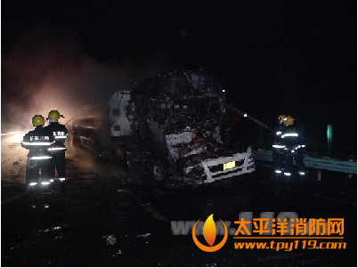 新疆乌大高速3车相撞致一槽车泄漏