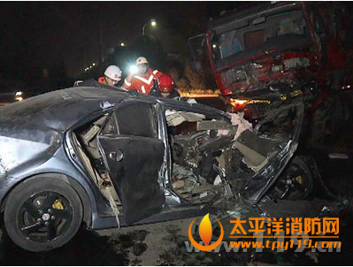 阜阳市三车相撞司机被困