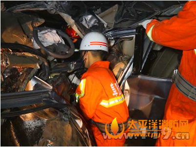 阜阳市三车相撞司机被困