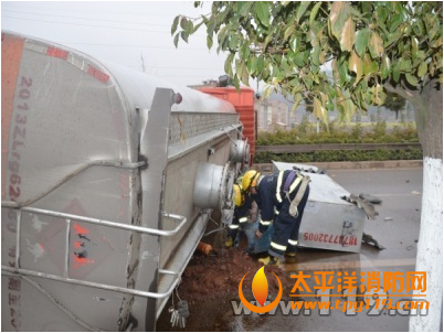 云南汽油槽罐车追尾侧翻1人被困