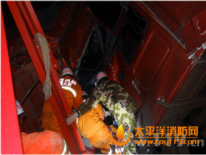 云南师宗县面包车撞上民房1人被困