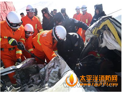 青海两车相撞致7人死亡