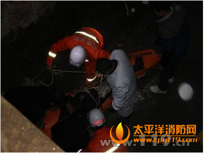 云南昭通一老人不慎失足坠河