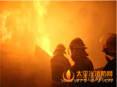 乌海市一木材厂大火,消防7小时扑救