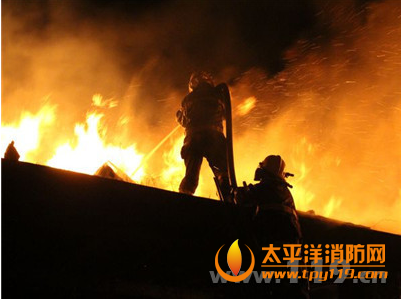乌海市一木材厂大火,消防7小时扑救
