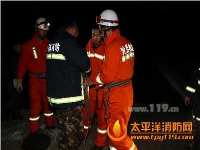 伊梨霍城县男孩放羊被困半山腰